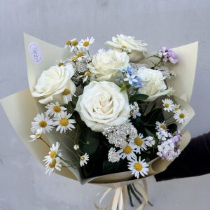 Baltų rožių puokštė su sezoniniais priedais